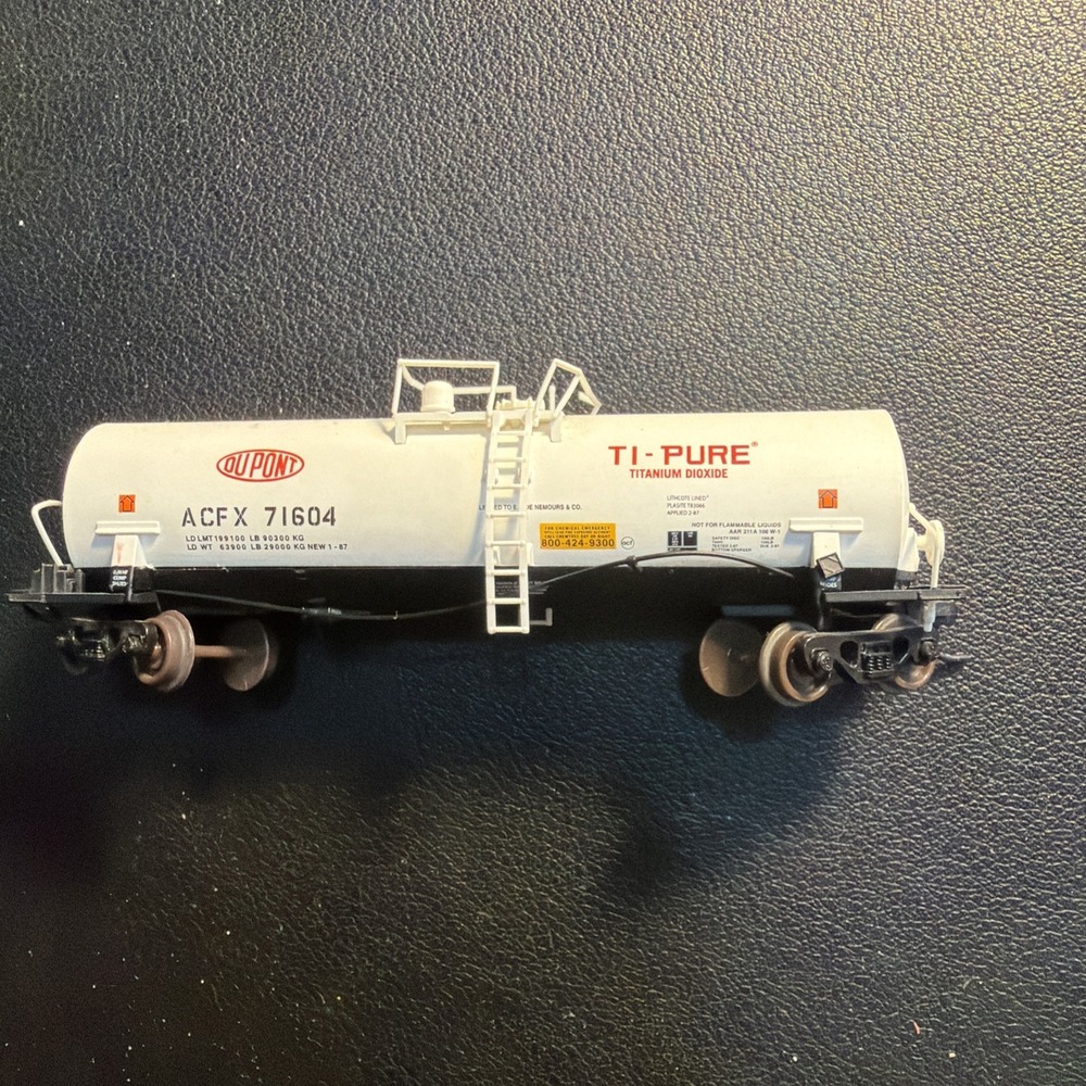 Atlas N Scale 34861 Dupont Ti-Pure Kaolin Tank Car ACFX 71604!